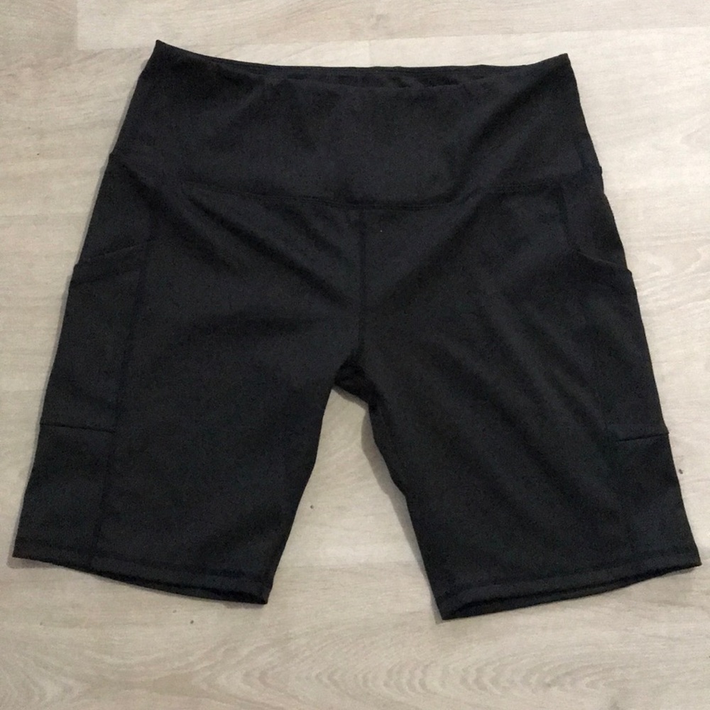 Biker shorts with pocket